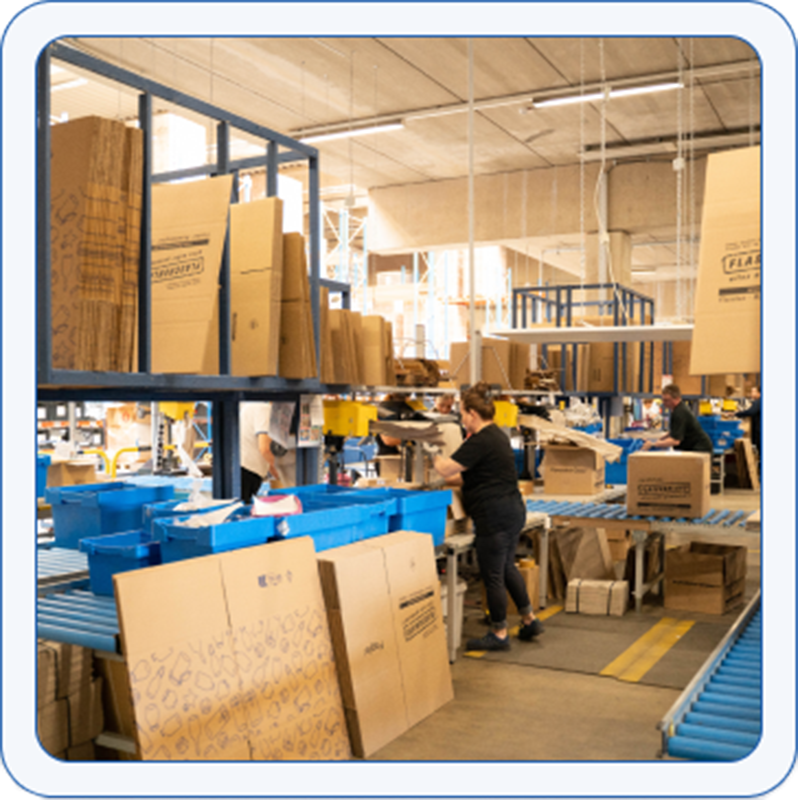 Vennlig kvinne i logistikkpakkeforsendelser