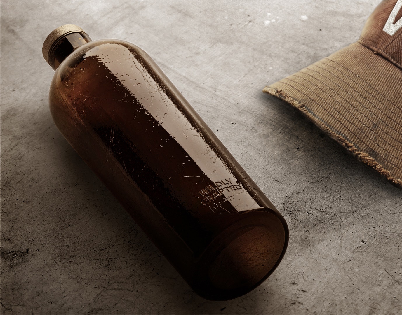 Estal Wildly Crafted Stemningsbilde: brun flaske fra Wildly Crafted-kolleksjonen ligger på en grå betongbakgrunn, ved siden av en brun topplokk